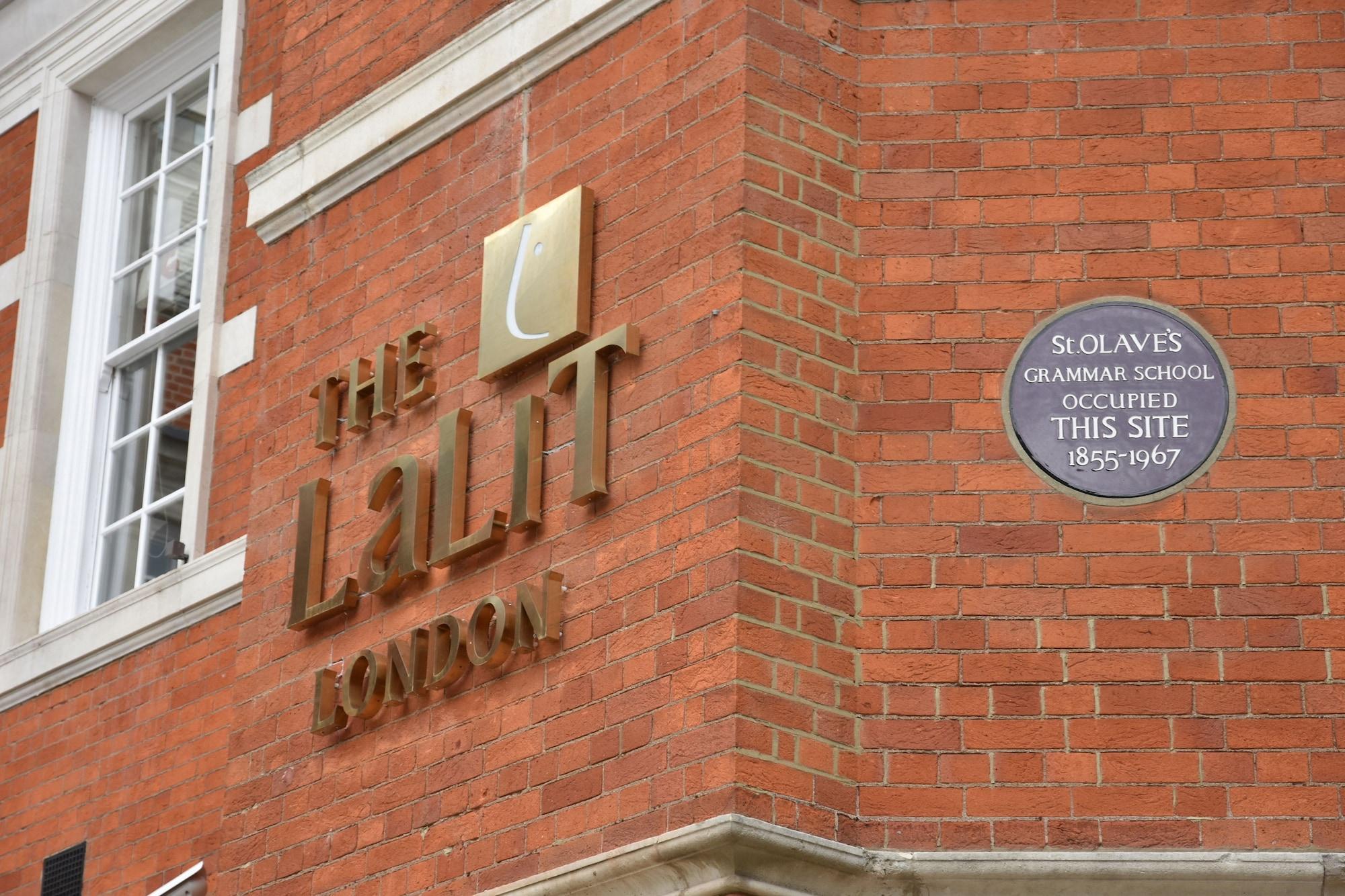 Hotel The Lalit Londýn Exteriér fotografie The UCL logo and the commemorative plaque at the site of the former Soho slave school