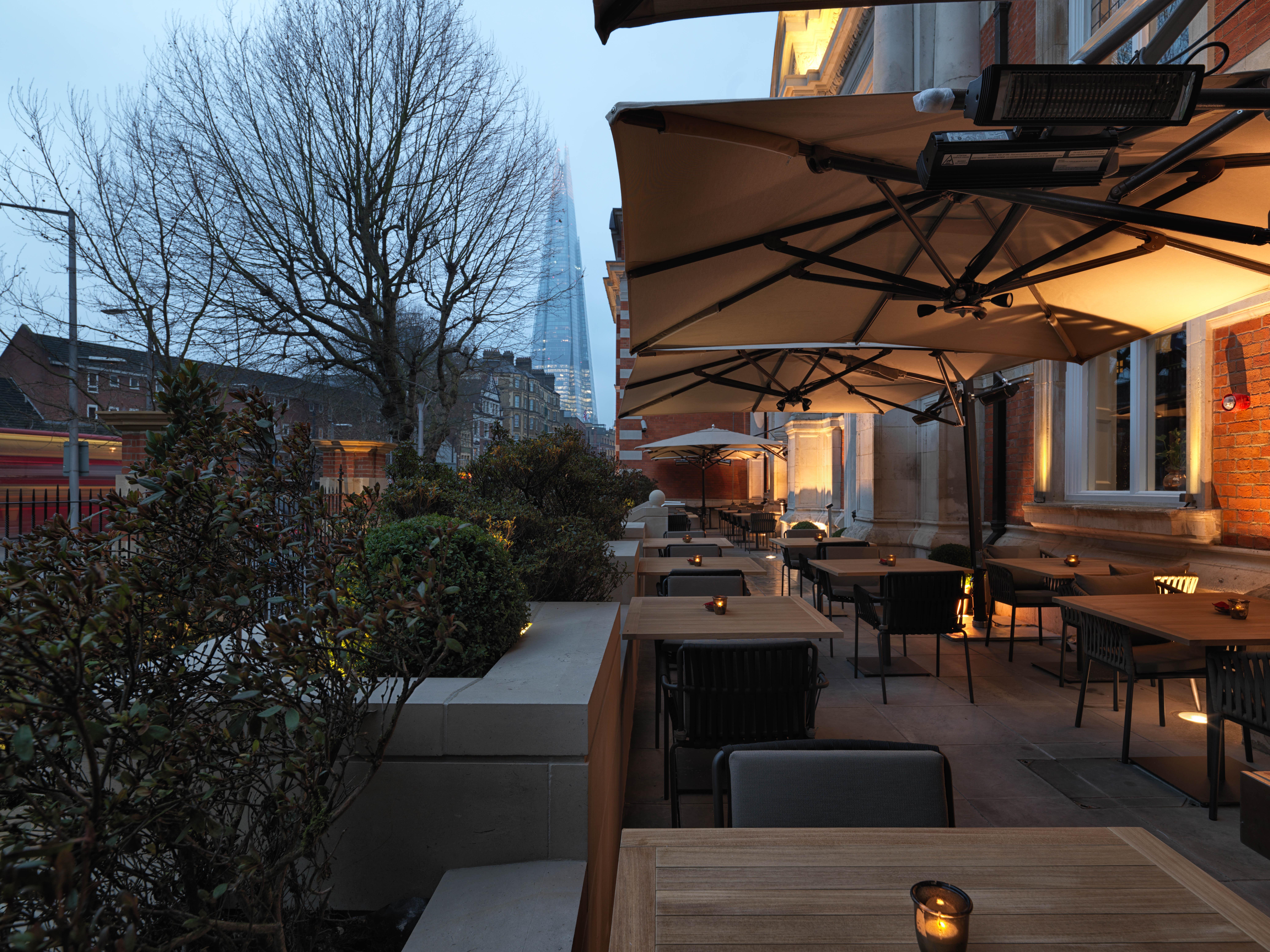 Hotel The Lalit Londýn Exteriér fotografie The terrace at the River Café