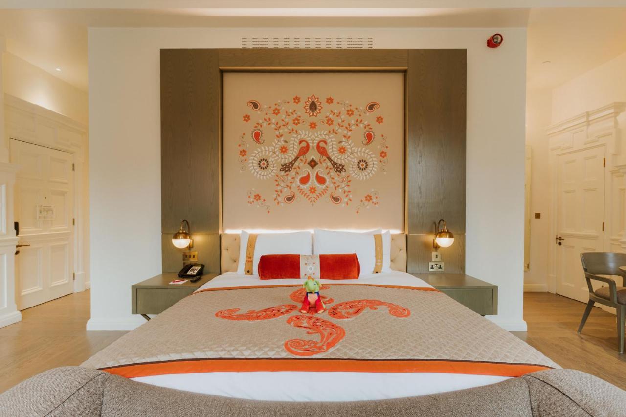 Hotel The Lalit Londýn Exteriér fotografie A bedroom at the Taj Mahal Palace