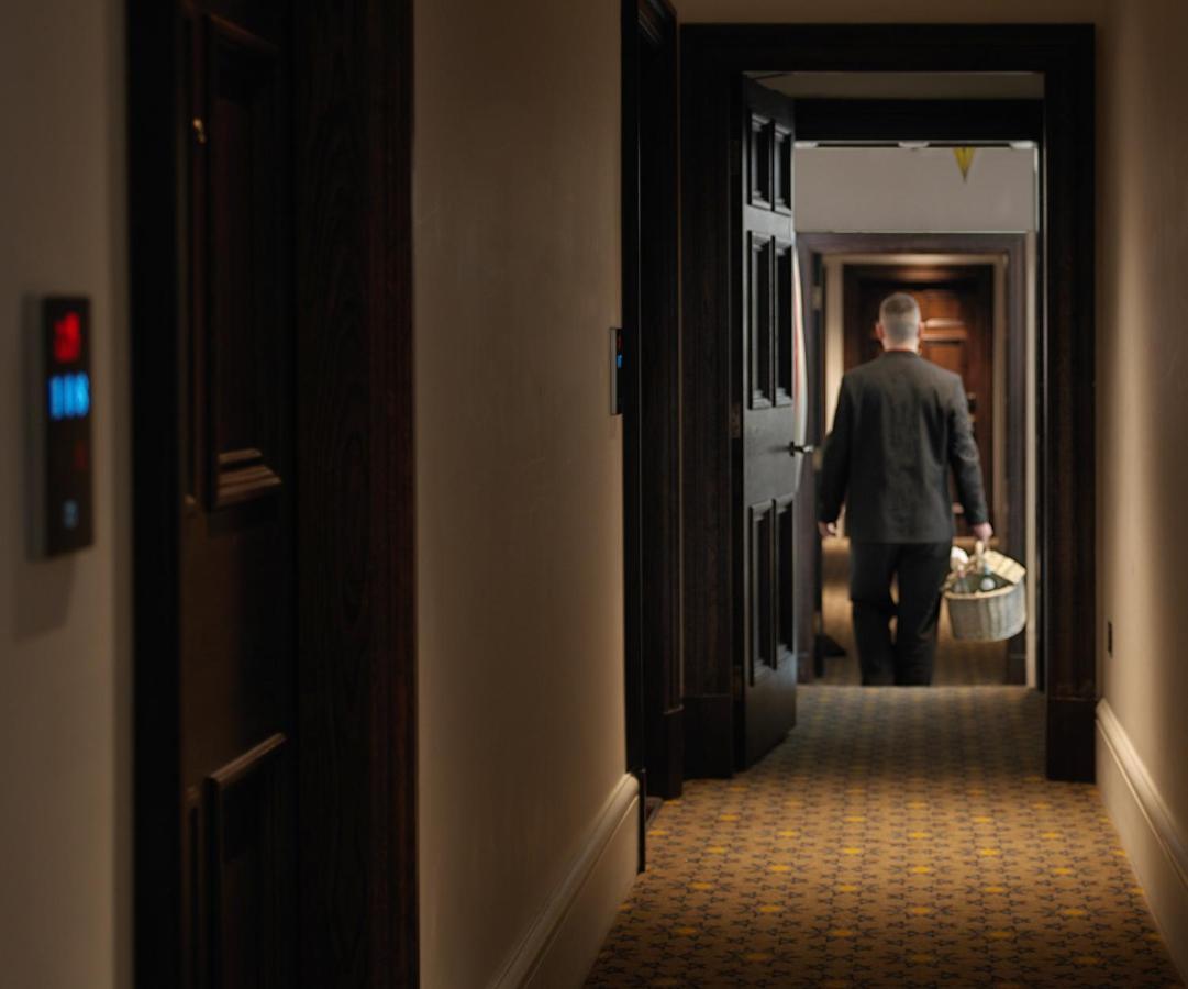 Hotel The Lalit Londýn Exteriér fotografie A room service employee delivers room service to a guest room
