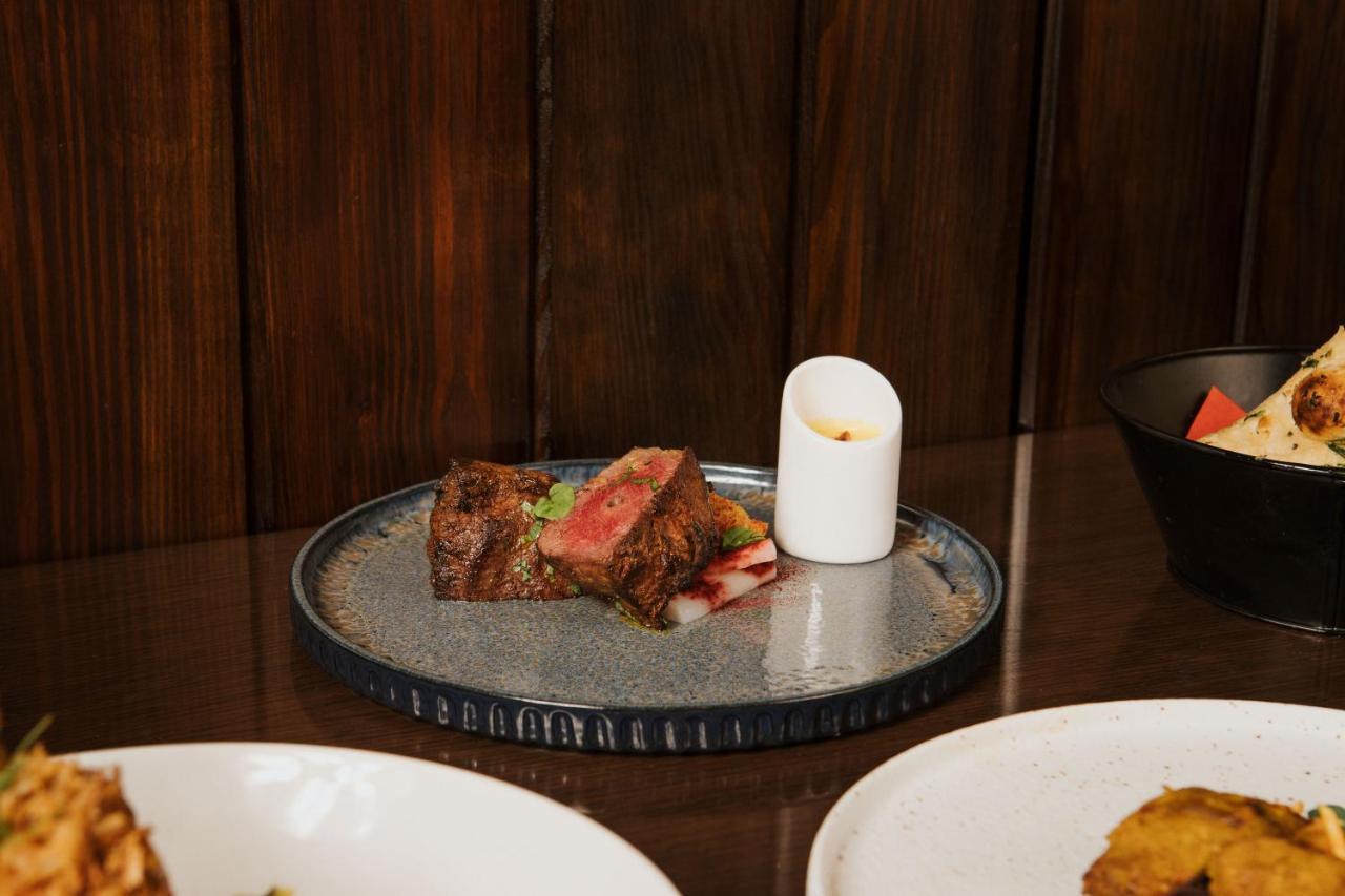 Hotel The Lalit Londýn Exteriér fotografie A plate of grilled lamb
