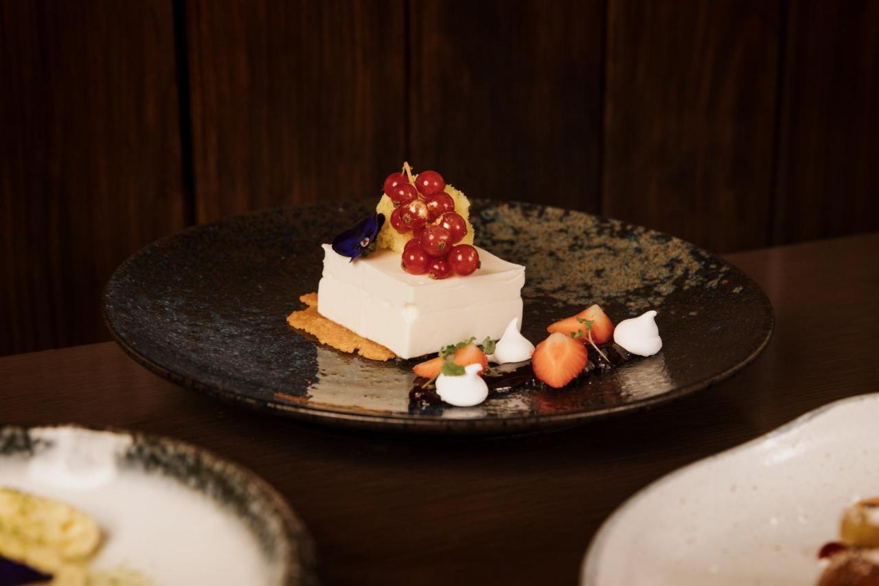 Hotel The Lalit Londýn Exteriér fotografie A cheesecake