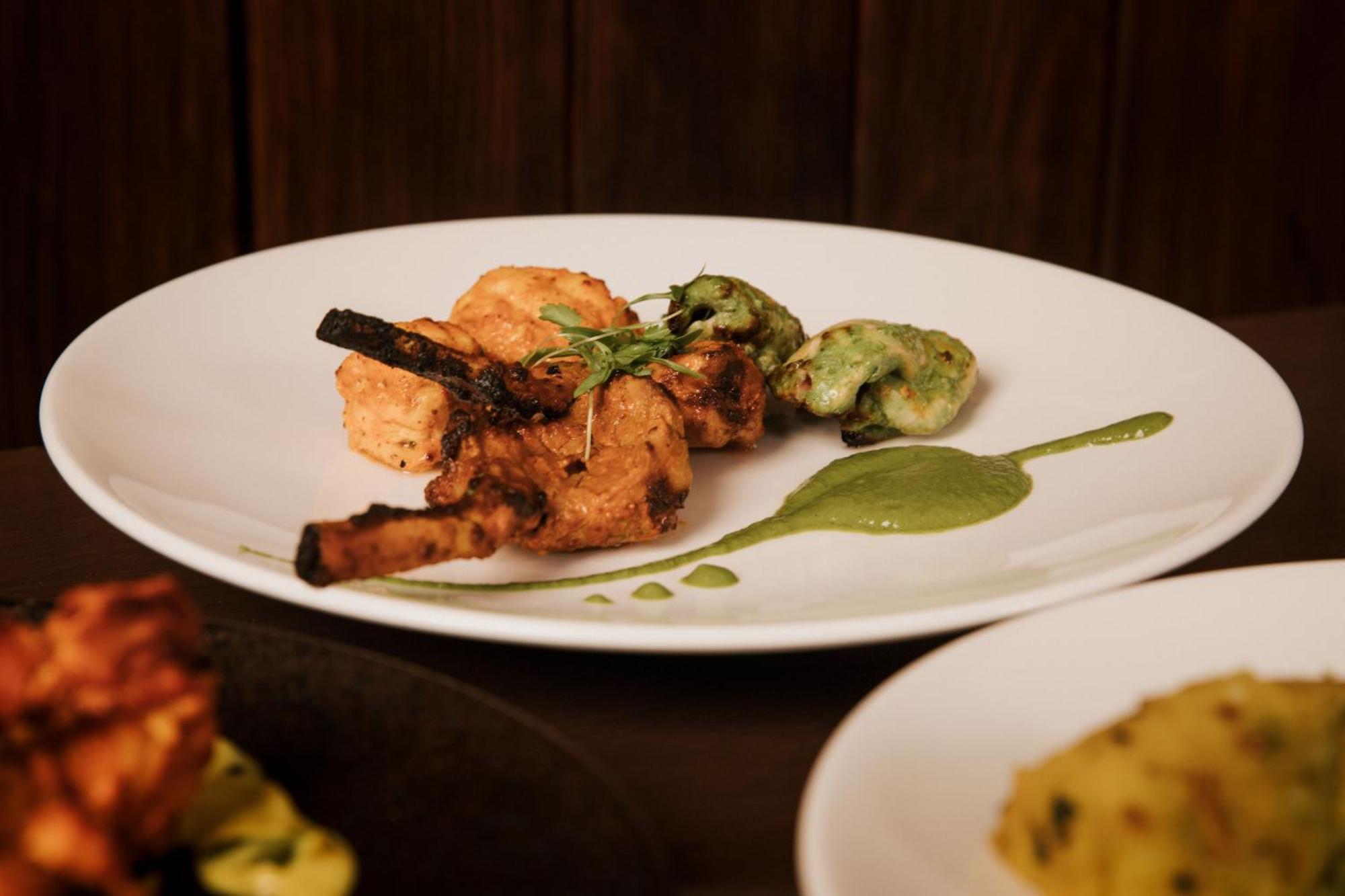 Hotel The Lalit Londýn Exteriér fotografie Chicken Tikka