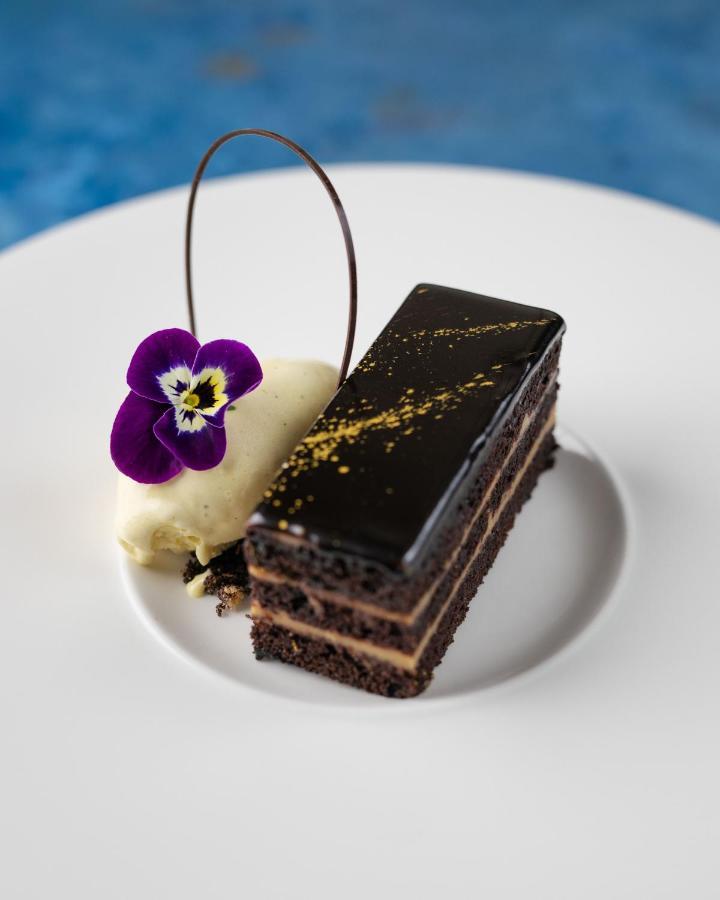 Hotel The Lalit Londýn Exteriér fotografie A chocolate cake