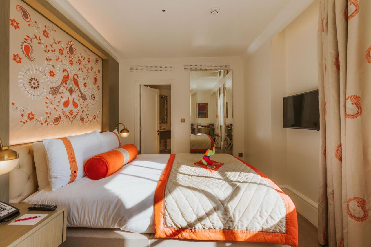 Hotel The Lalit Londýn Exteriér fotografie A bedroom at the Mandarin Oriental, London