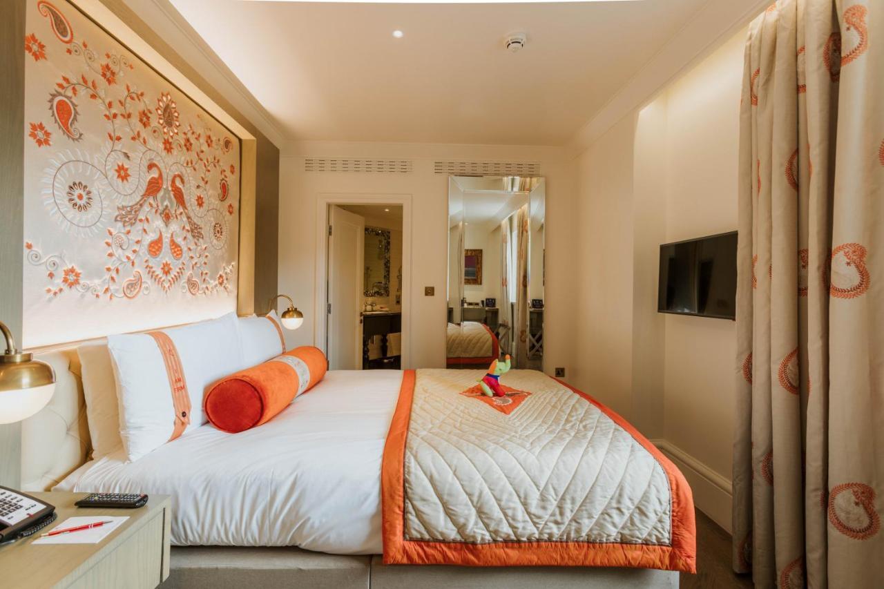 Hotel The Lalit Londýn Exteriér fotografie A bedroom at the Mandarin Oriental London