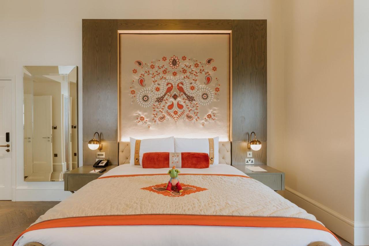 Hotel The Lalit Londýn Exteriér fotografie A bedroom at the Taj Mahal Palace