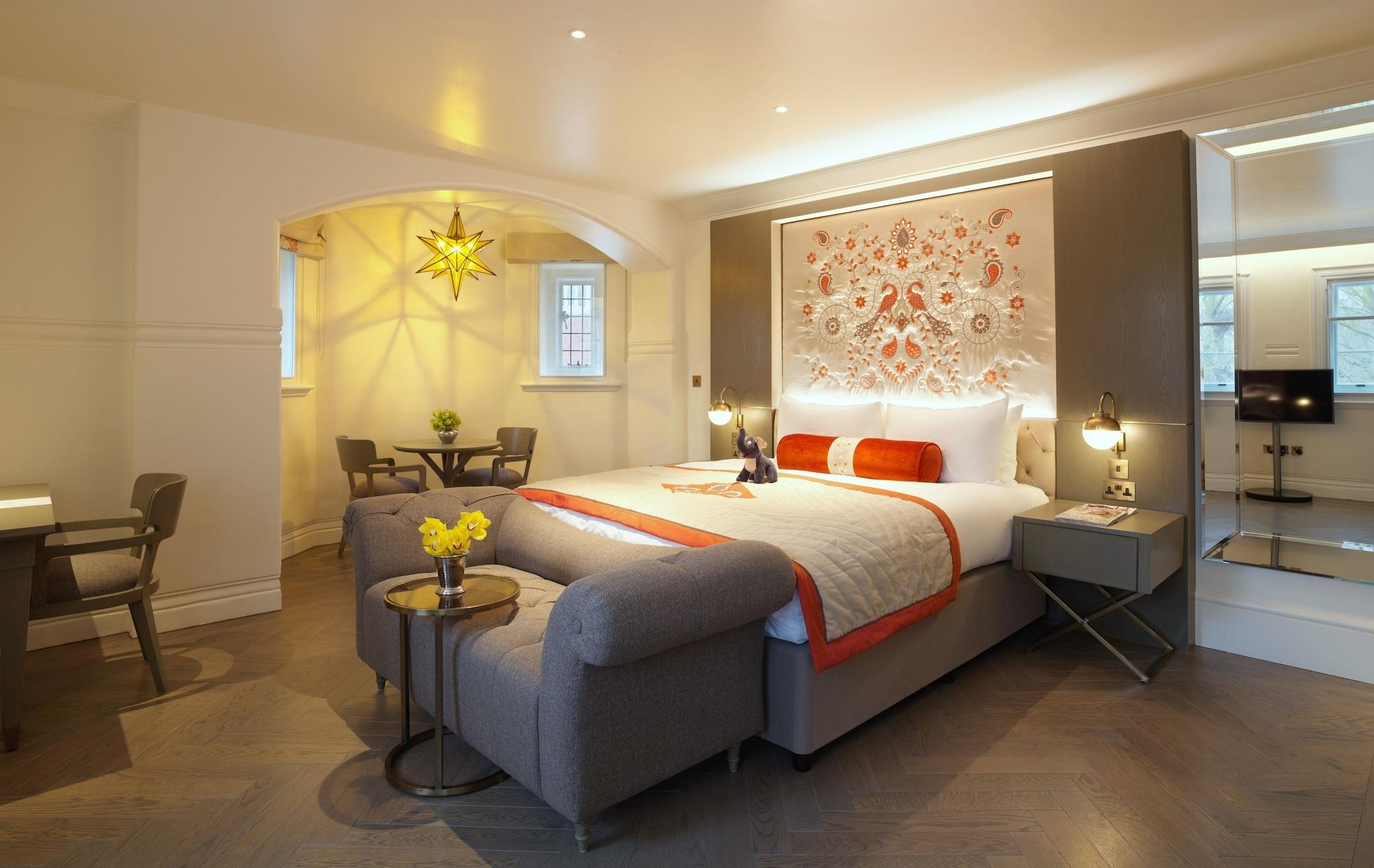 Hotel The Lalit Londýn Exteriér fotografie A bedroom at The Ivy Collection
