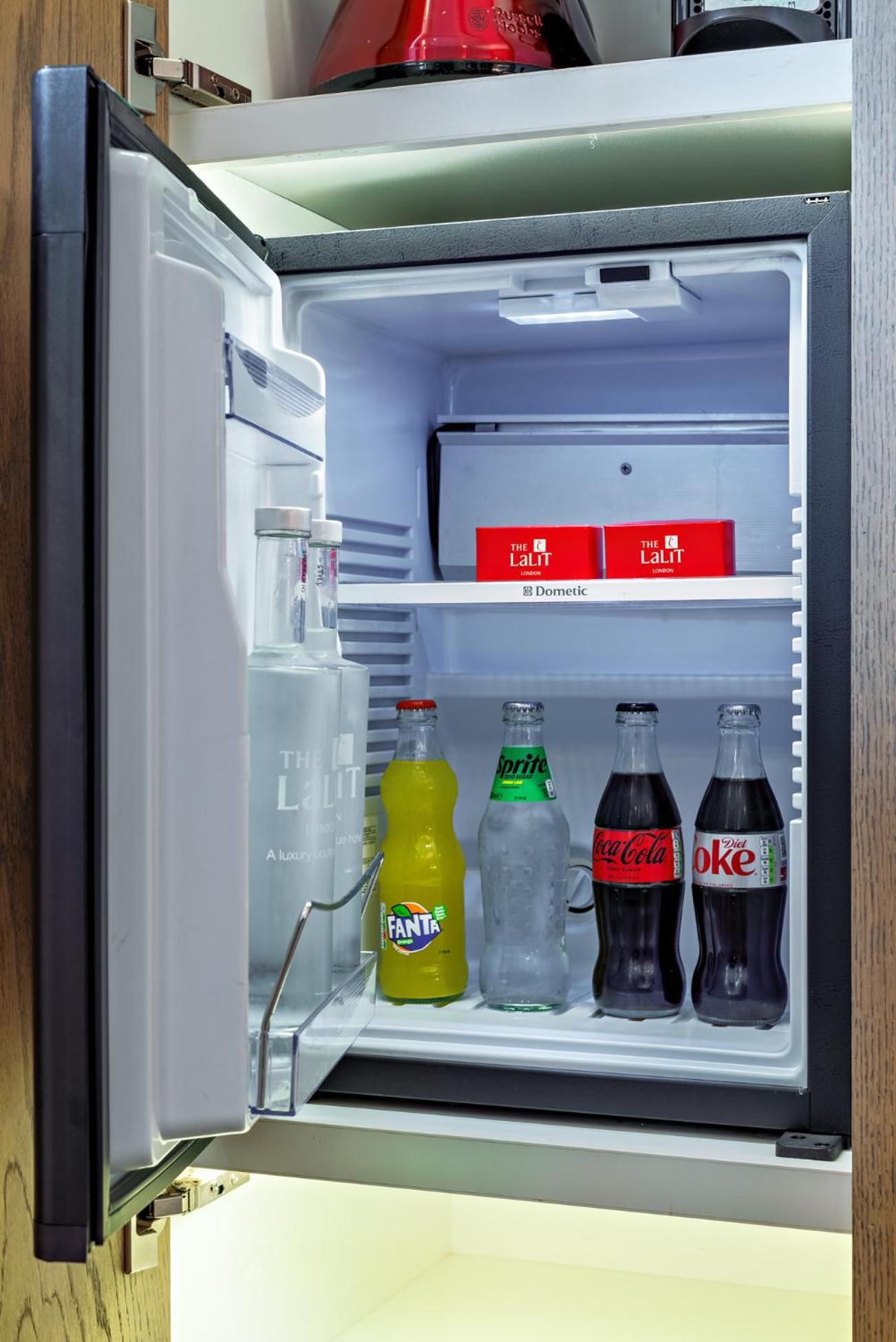 Hotel The Lalit Londýn Exteriér fotografie A typical hotel mini-bar