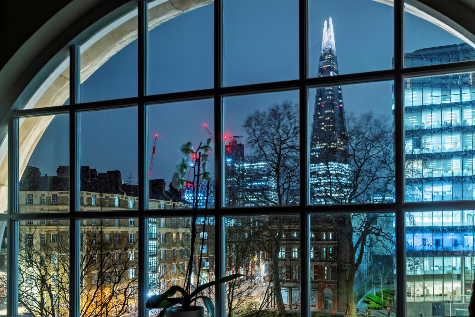 Hotel The Lalit Londýn Exteriér fotografie The Shard, London