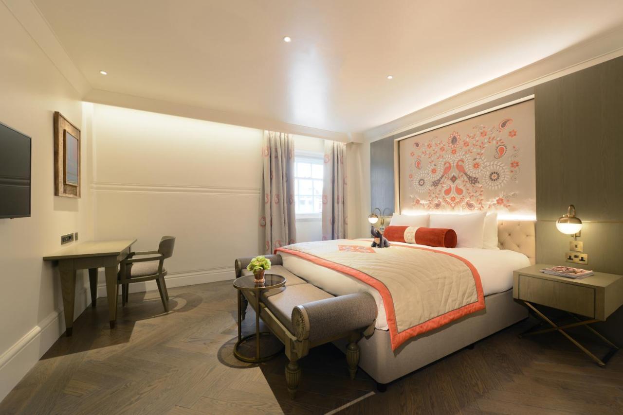 Hotel The Lalit Londýn Exteriér fotografie A bedroom at The Mitre