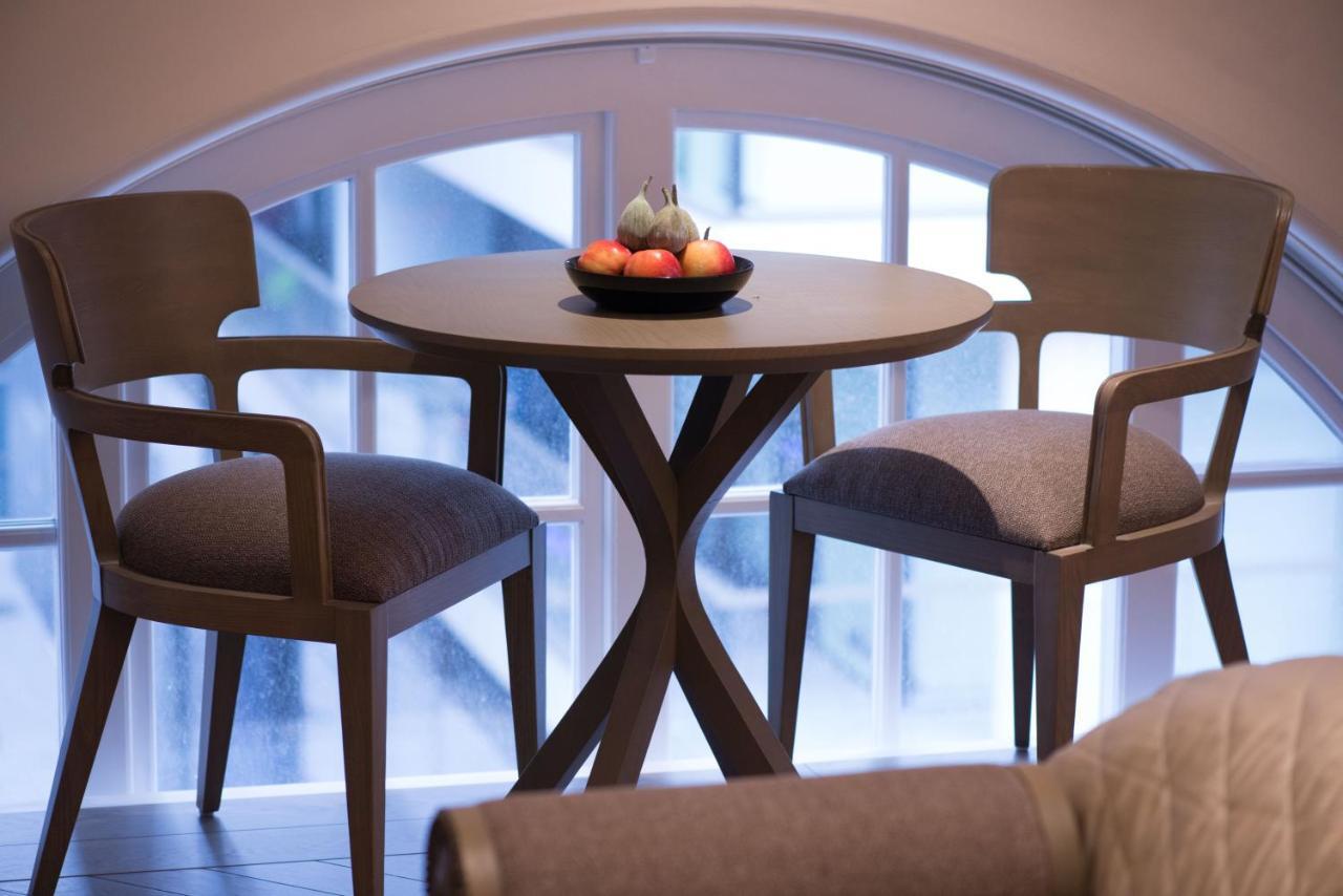 Hotel The Lalit Londýn Pokoj fotografie A table and two chairs