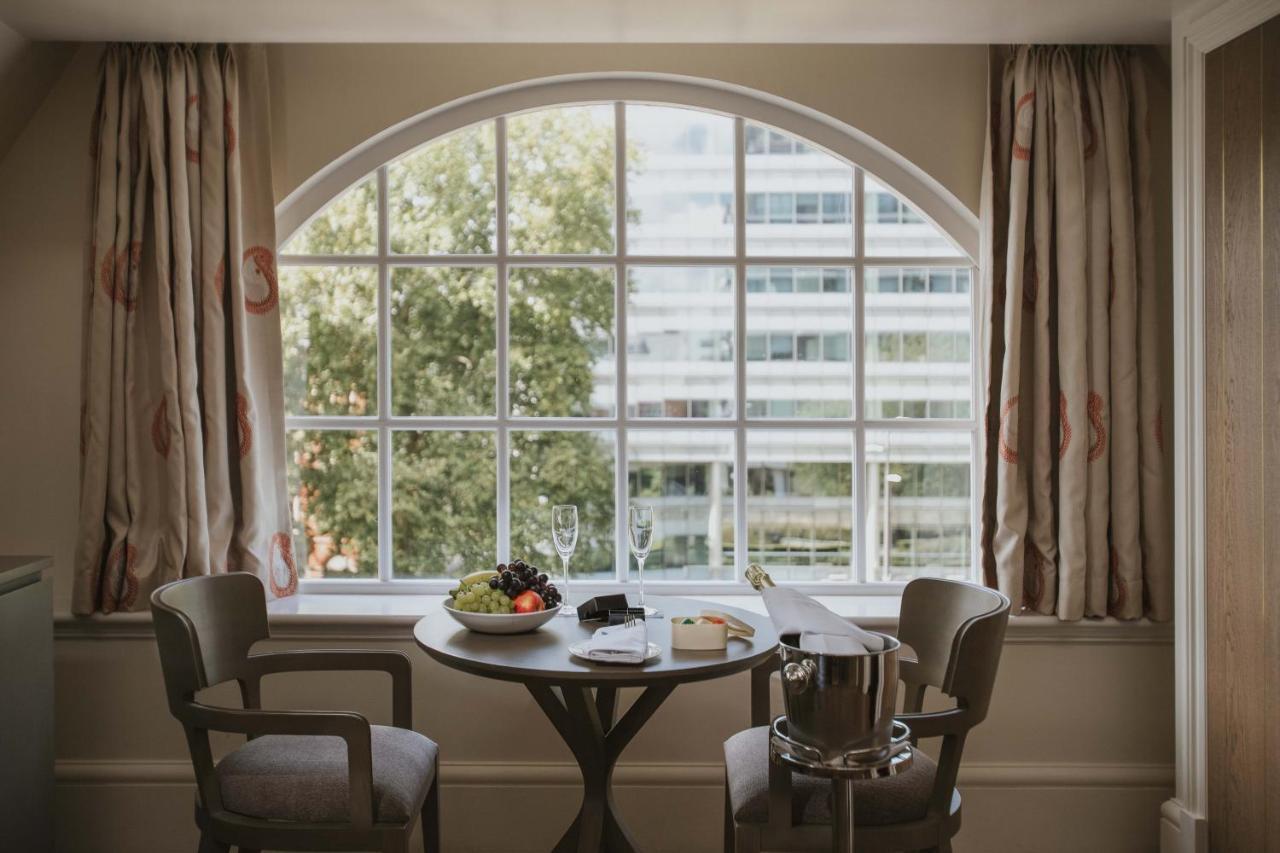 Hotel The Lalit Londýn Pokoj fotografie A window with a window seat