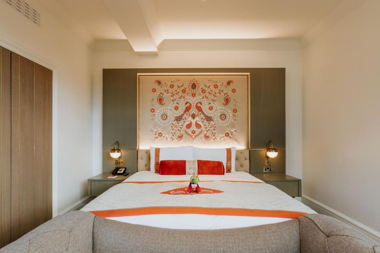 Hotel The Lalit Londýn Exteriér fotografie A bedroom at the Taj Mahal Palace
