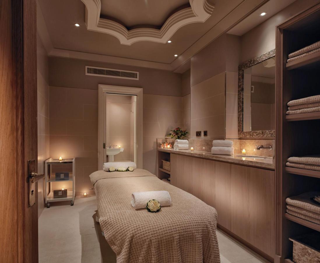 Hotel The Lalit Londýn Exteriér fotografie A treatment room at the spa