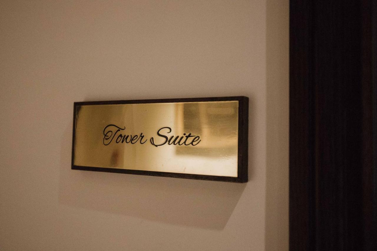 Hotel The Lalit Londýn Exteriér fotografie The sign for the Tower Suite